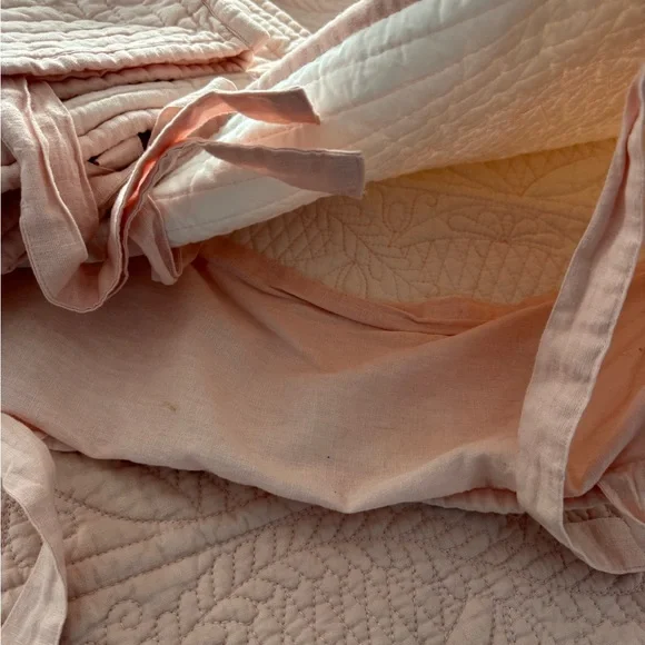 Pottery Barn Light Pink Queen Quilt With Matching Shams - Picture 5 of 10